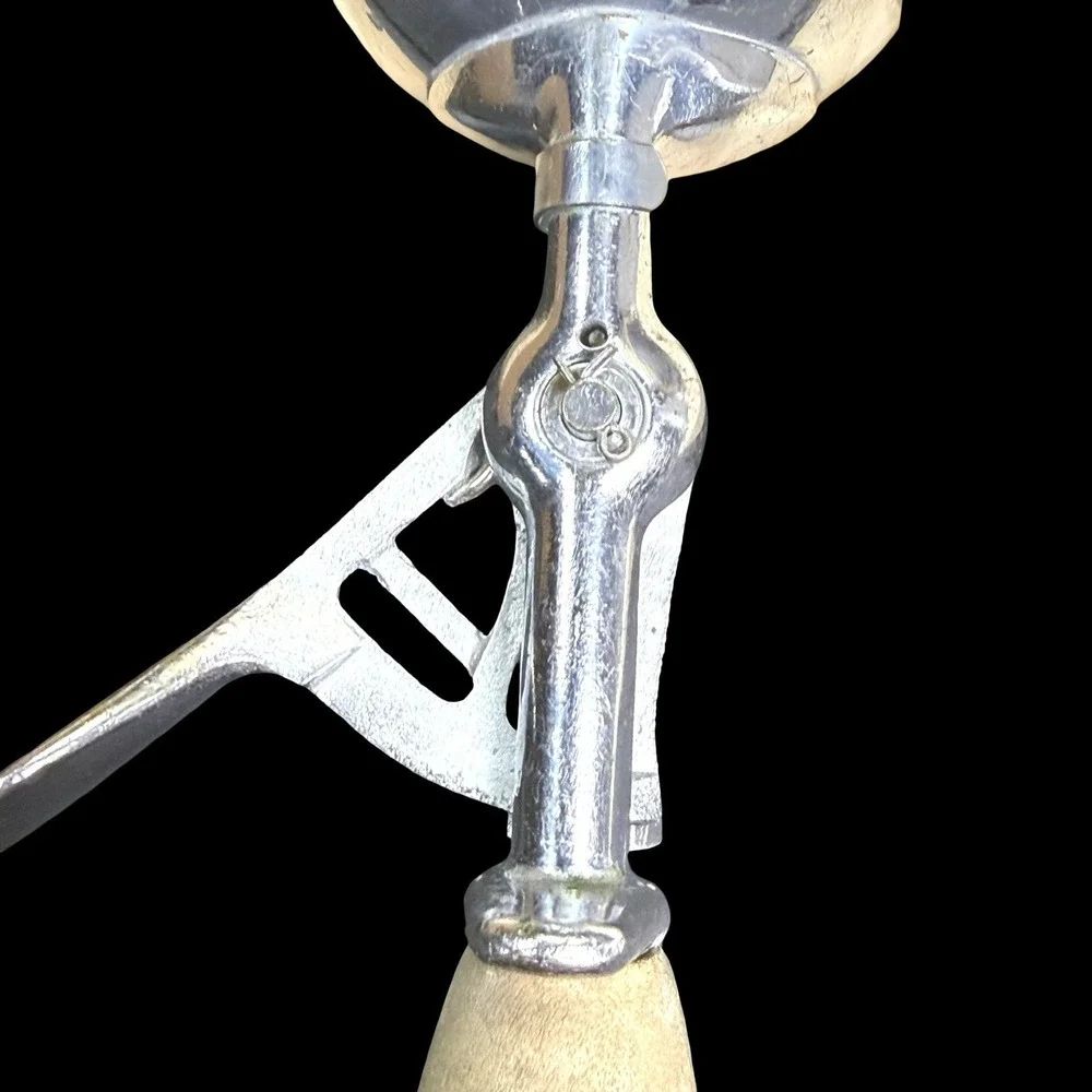 Vintage HAMILTON BEACH Ice Cream Scoop #31 Wood Handle pat #1862527 Size 8‎